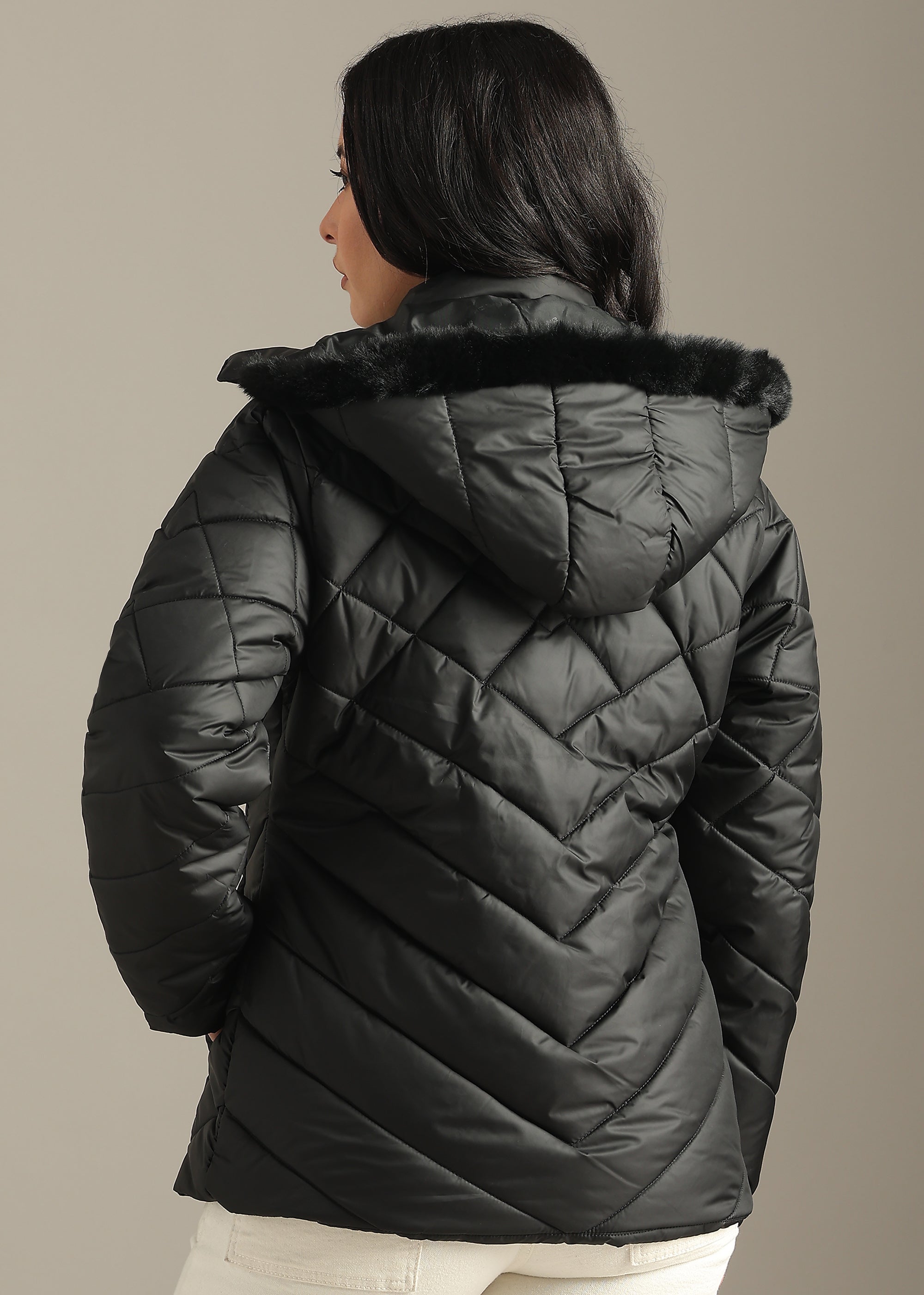 BLACK SOLID ENGINEERED QUILTED FULL SLEEVE JACKET