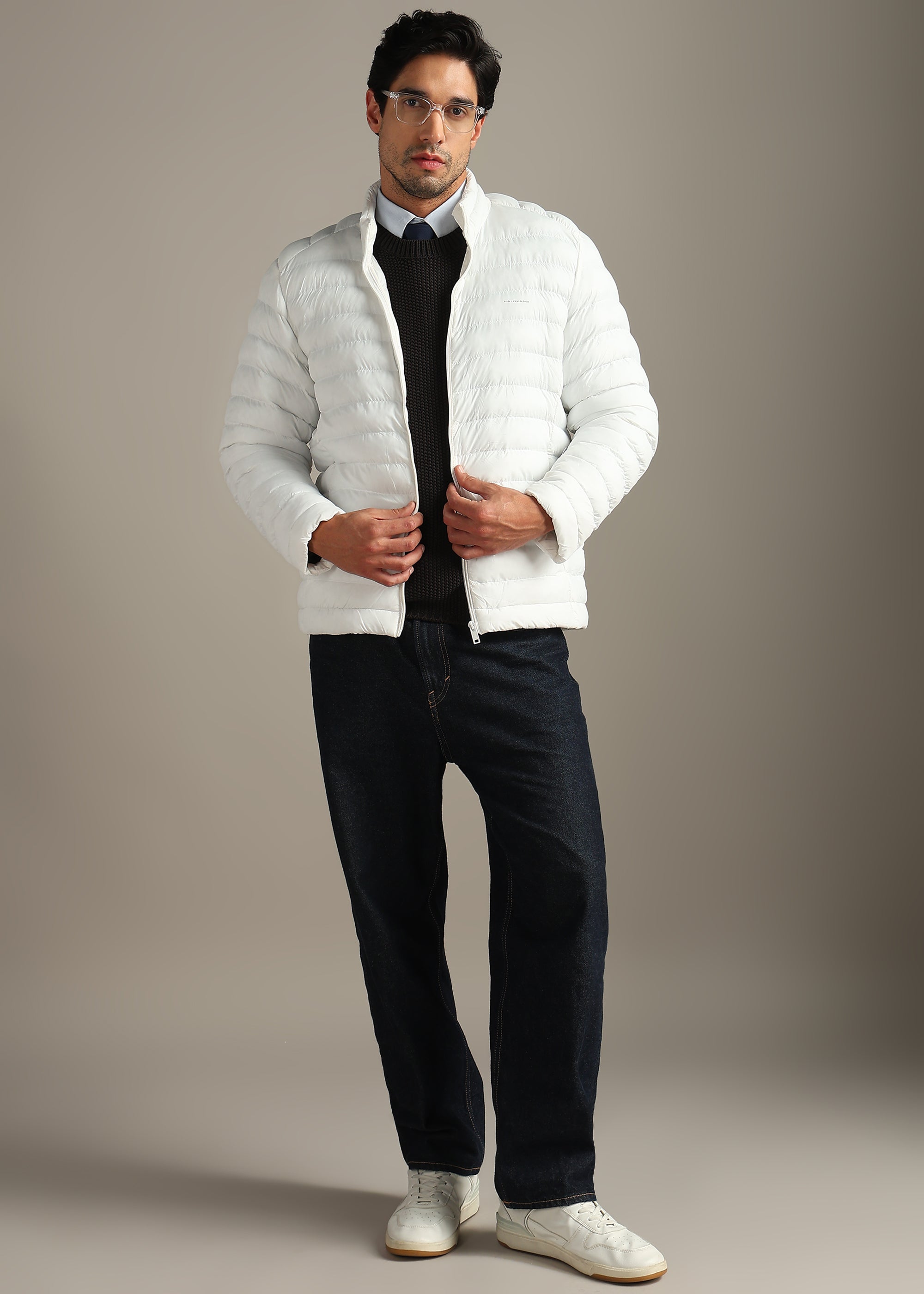 WHITE WEIGHTLESS WARMTH + PORTABLE FULL SLEEVE JACKET