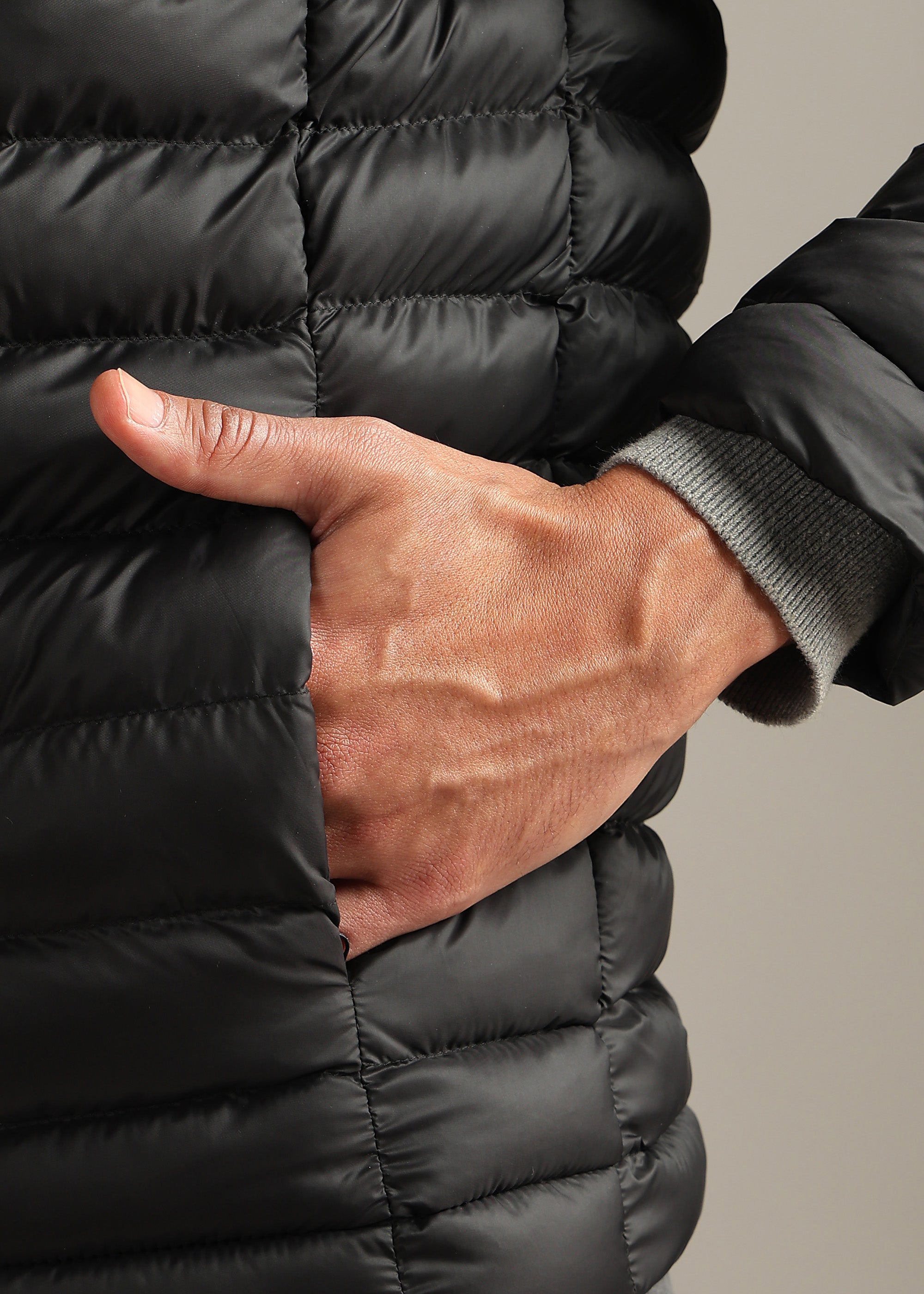 BLACK WEIGHTLESS WARMTH + PORTABLE FULL SLEEVE JACKET