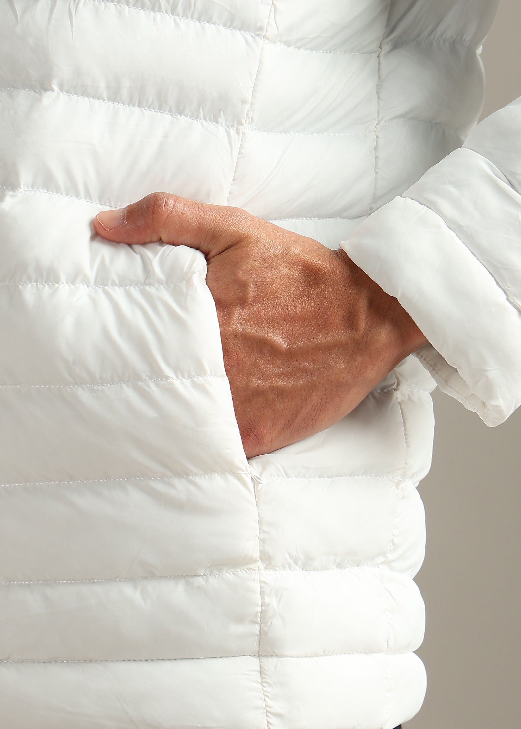 WHITE WEIGHTLESS WARMTH + PORTABLE FULL SLEEVE JACKET