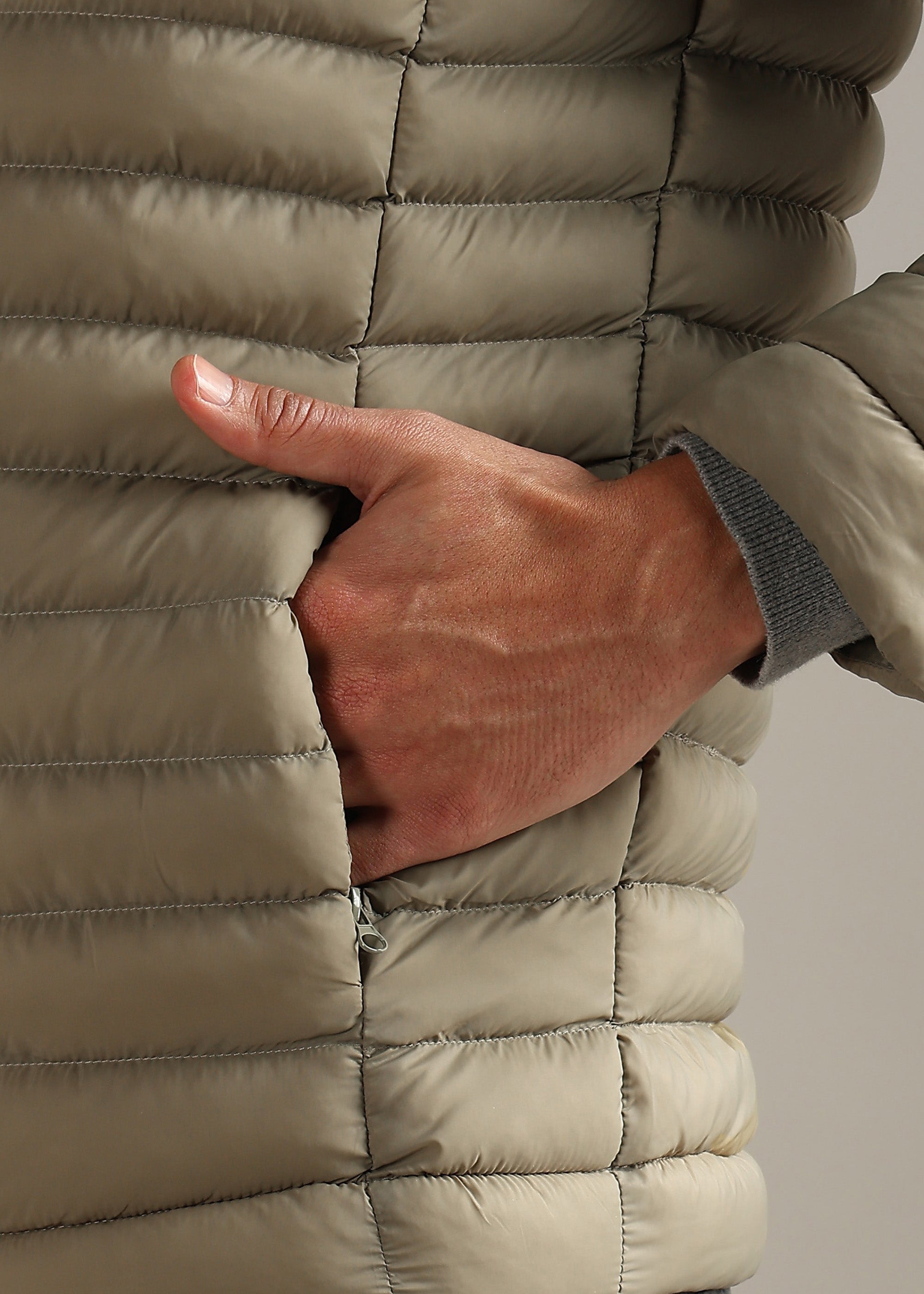 BROWN WEIGHT LESS WARMTH+PORTABLE FULL SLEEVE JACKET